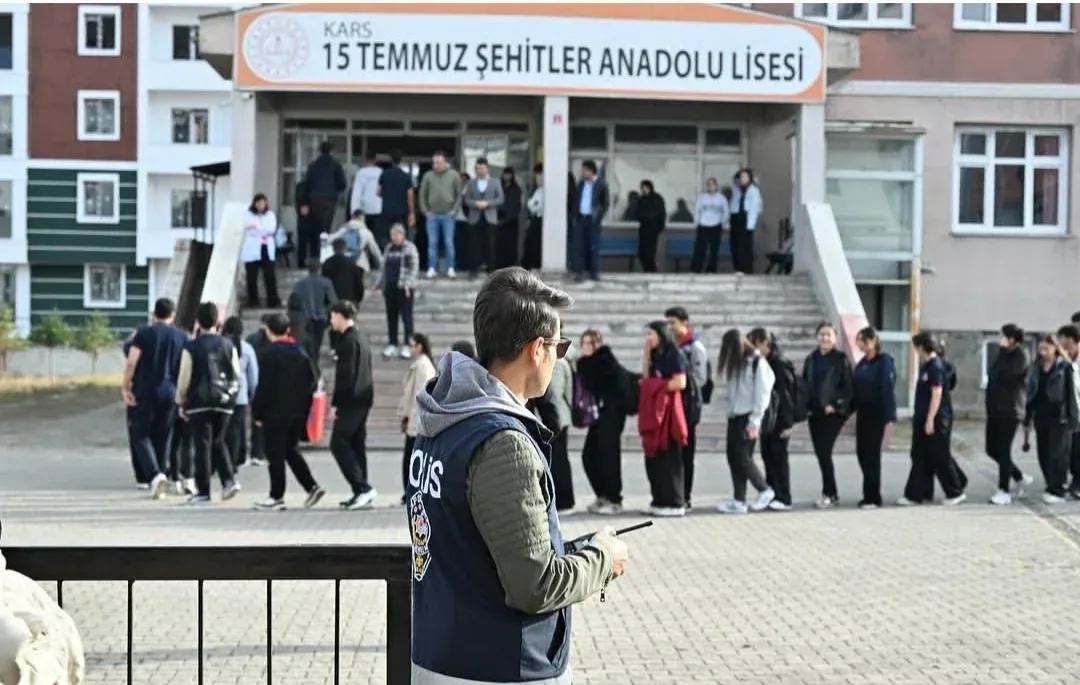 Kars'ta asayiş ekipleri okul çevrelerinde teyakkuzda